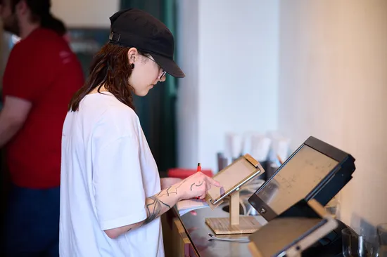 Як офіціантам працювати з касою Poster